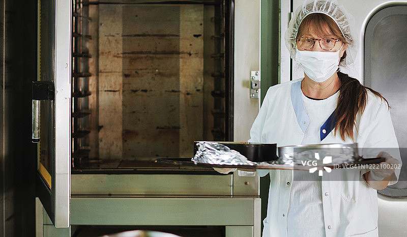 在餐厅厨房工作的厨师图片素材