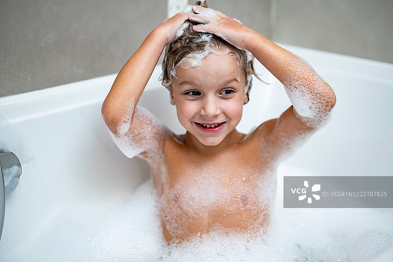 小男孩在洗头图片素材