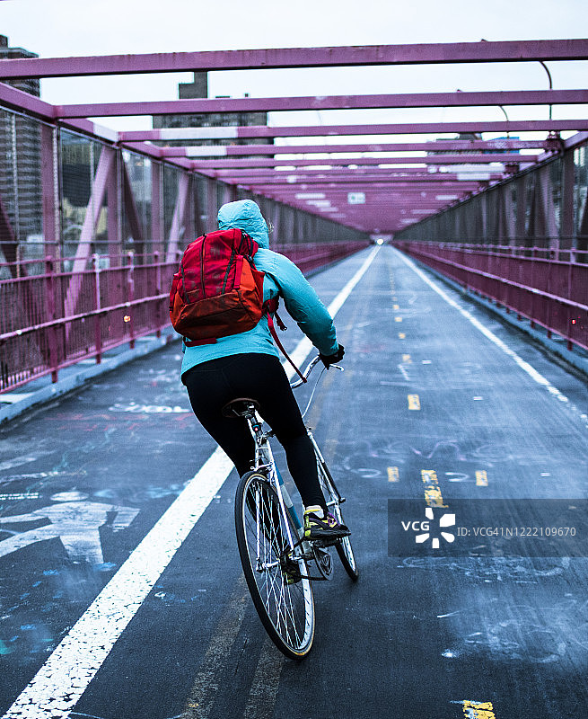 在纽约威廉斯堡大桥上冬季奔跑的男人图片素材