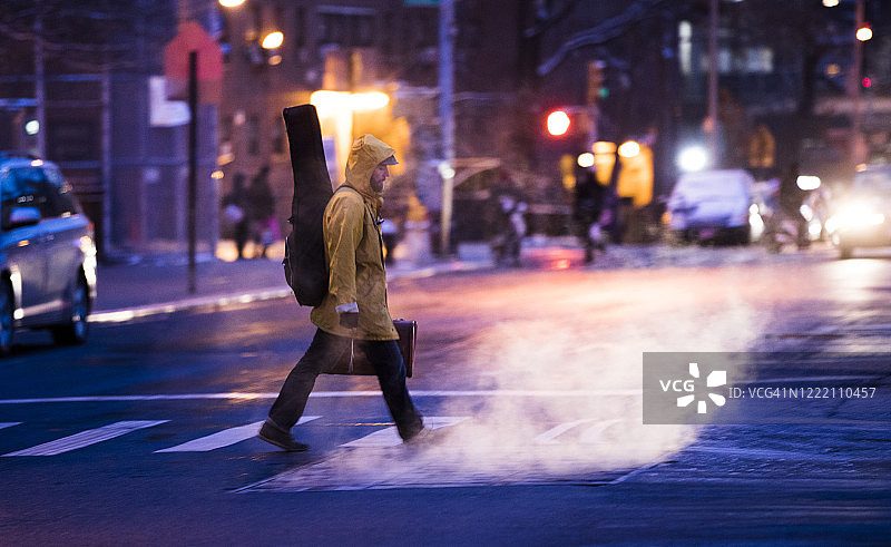 男人在纽约市走过空旷的街道图片素材