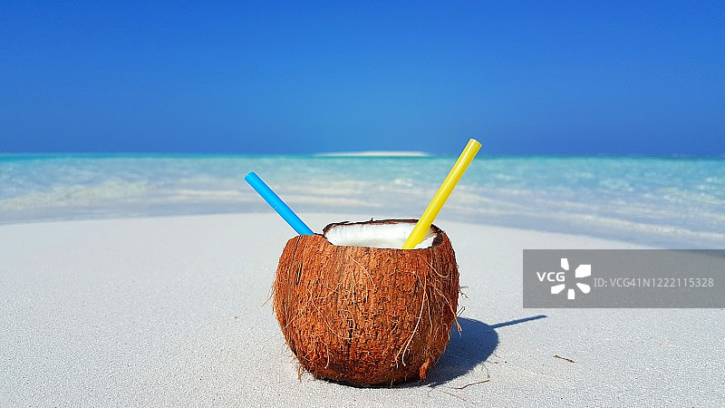 马尔代夫白色海滩上的椰汁图片素材
