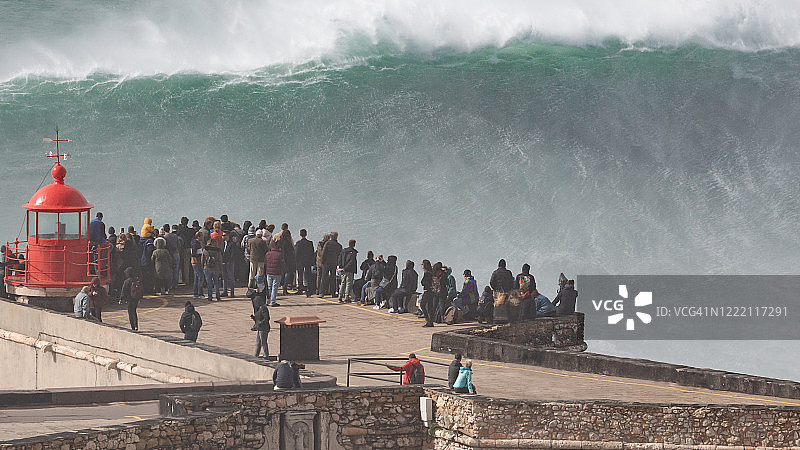 葡萄牙纳扎雷的世界最大海浪图片素材