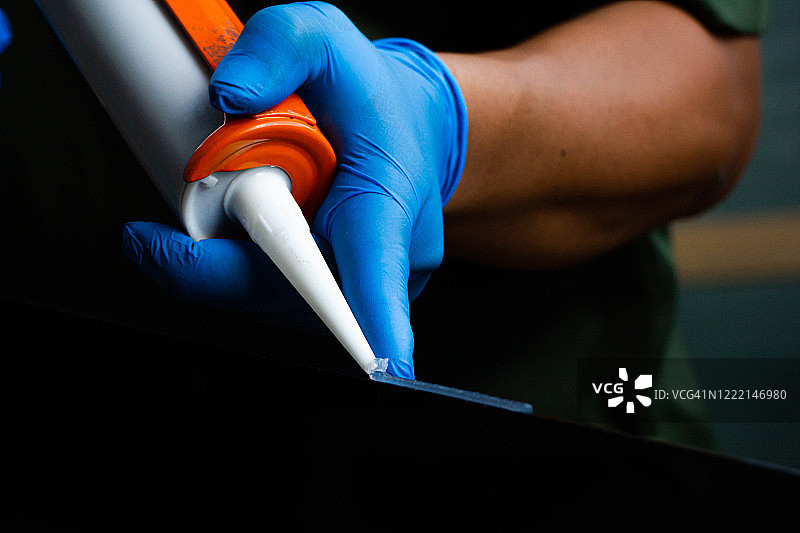 手工艺人使用硅胶粘合剂进行通用和工业应用图片素材