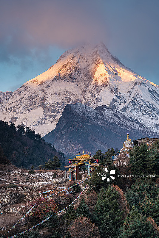 尼泊尔马纳斯鲁峰日出景色图片素材
