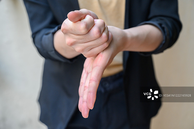 女子示范洗手技巧：揉搓拇指图片素材