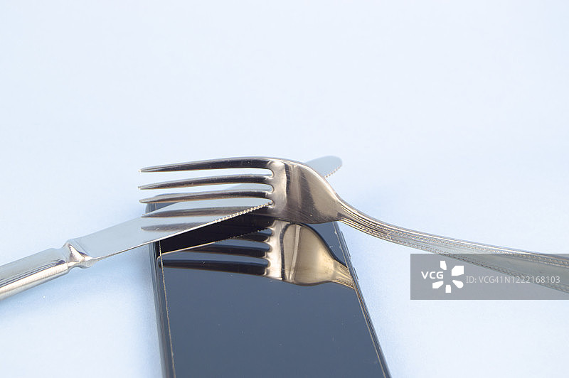 智能手机上餐具的倒影图片素材