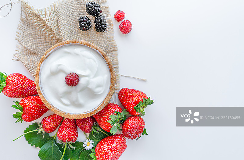 碗装酸奶配勺子，希腊酸奶草莓健康早餐图片素材