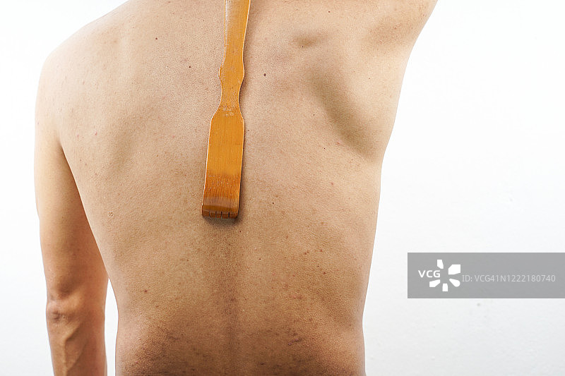 用木头挠背的特写镜头图片素材