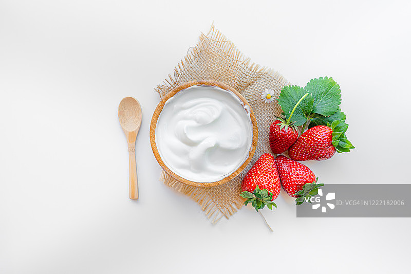 碗装酸奶配勺子，希腊酸奶草莓健康早餐图片素材