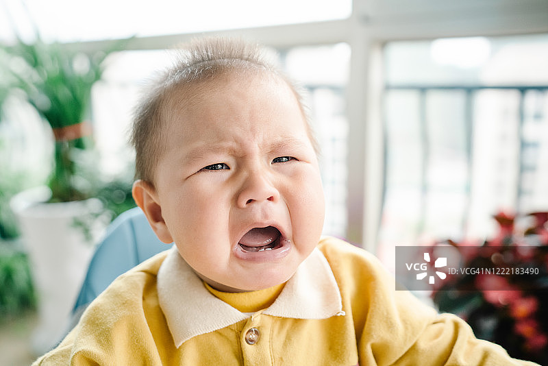 哭泣的可爱婴儿图片素材