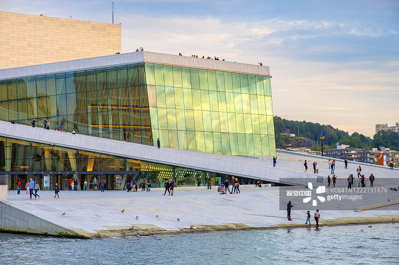 挪威奥斯陆比约维卡区的奥斯陆歌剧院图片素材