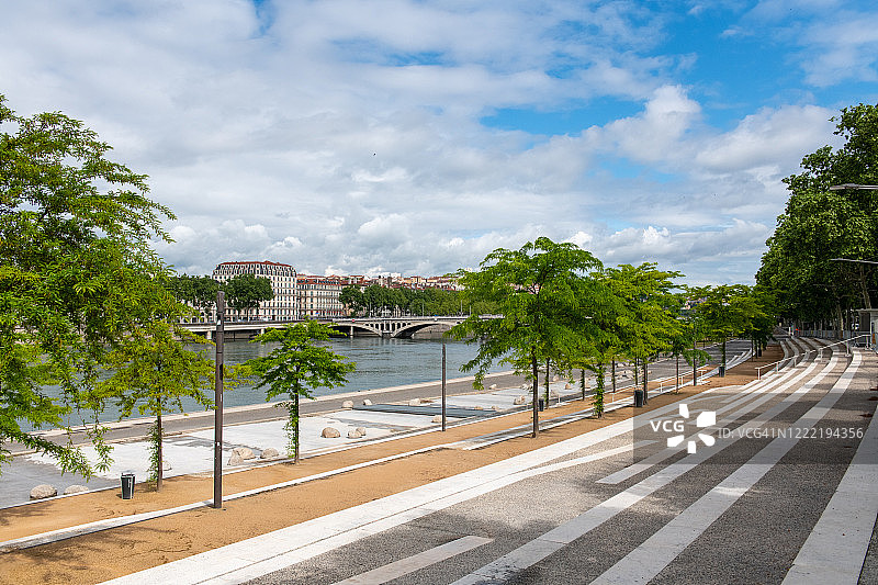 2020年4月，因冠状病毒封锁，法国里昂市中心（Guillotière区）罗纳河码头空无一人并关闭图片素材