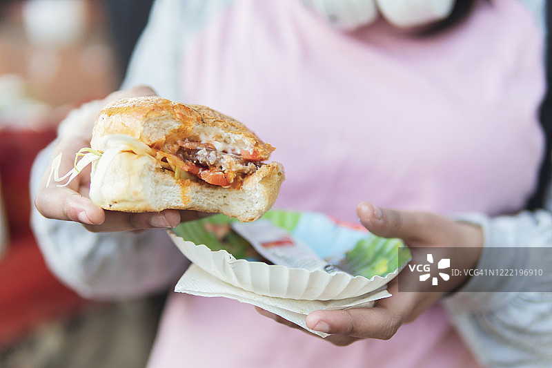 女孩享用街头小吃图片素材