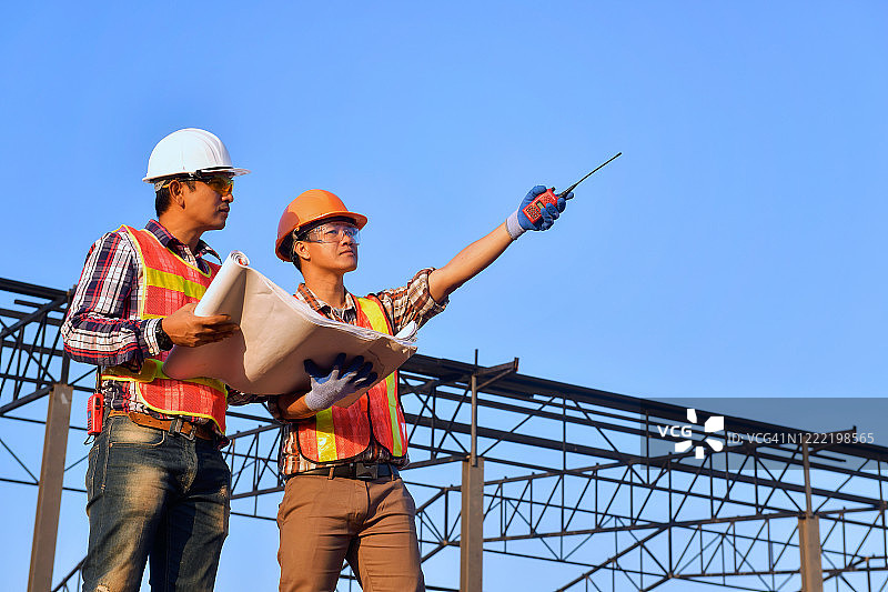 泰国建筑工地上的两名建筑工程师图片素材