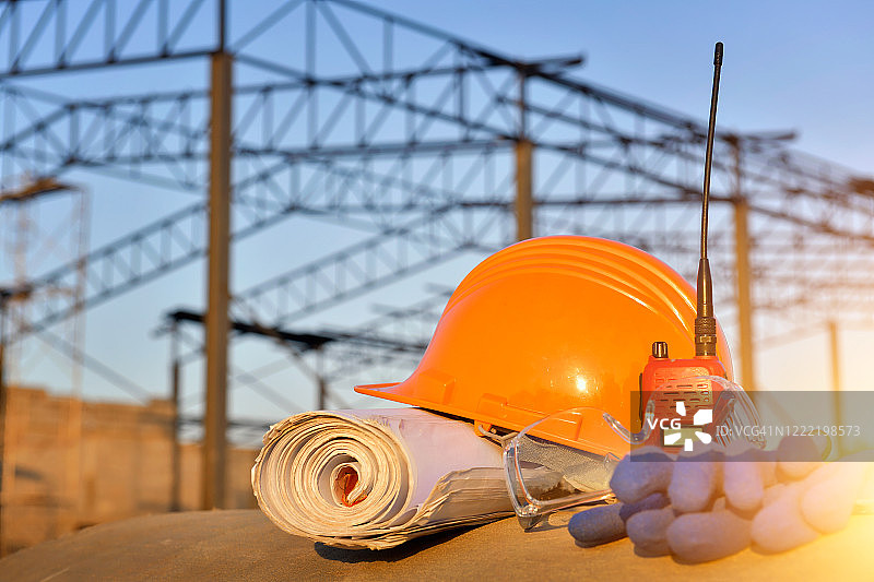 建筑工地上的安全帽、对讲机、蓝图和手套图片素材
