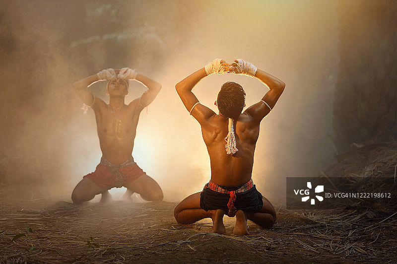 两名泰国拳击手在泰国训练图片素材