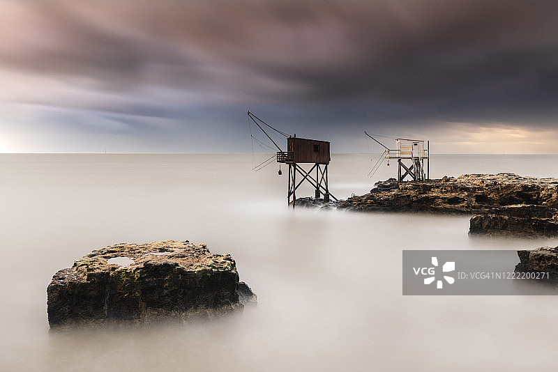 法国滨海夏朗德省圣帕莱-苏尔-梅尔海岸线的渔棚小屋图片素材