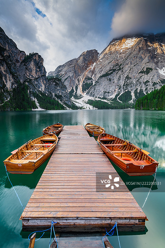 意大利布赖埃斯湖停泊船只图片素材