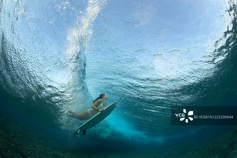 女冲浪者潜水图片素材