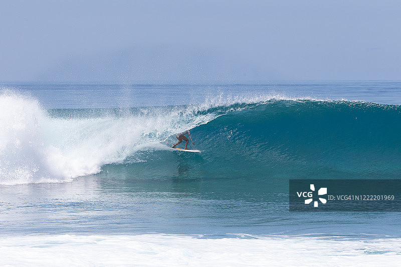 在桶状浪中的冲浪者图片素材