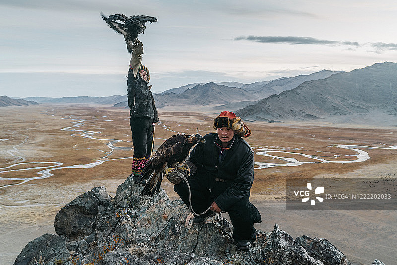 蒙古草原上两位猎鹰人的肖像图片素材