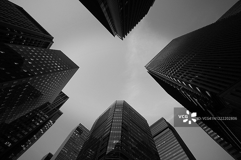 日落时分的深色办公楼图片素材