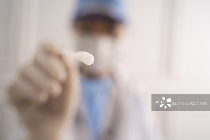 医生手持拭子进行新冠病毒检测图片素材