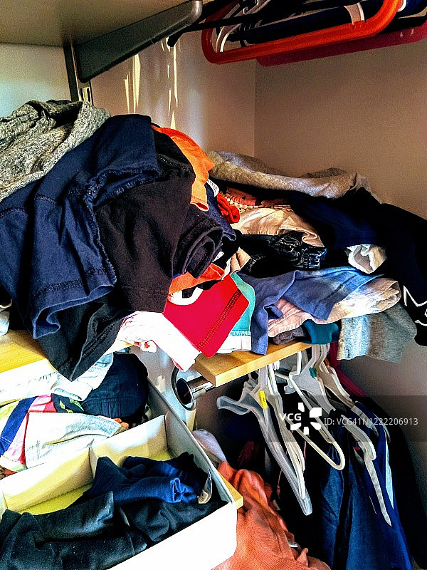 凌乱的衣柜图片素材