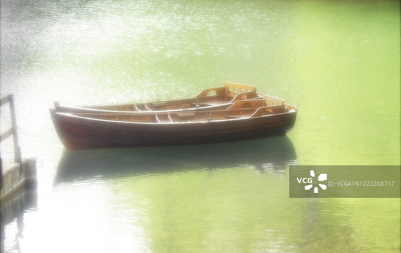 两艘发光的划艇图片素材