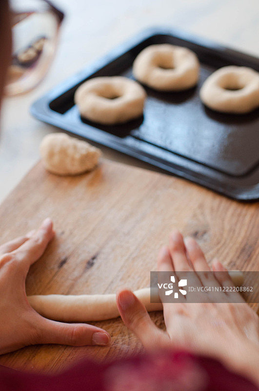 年轻女人制作百吉饼图片素材