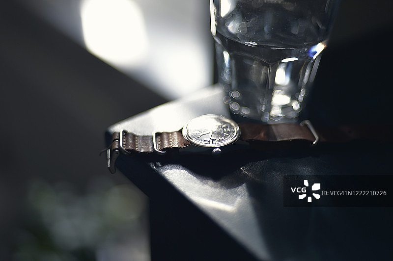 复古腕表和一杯水图片素材