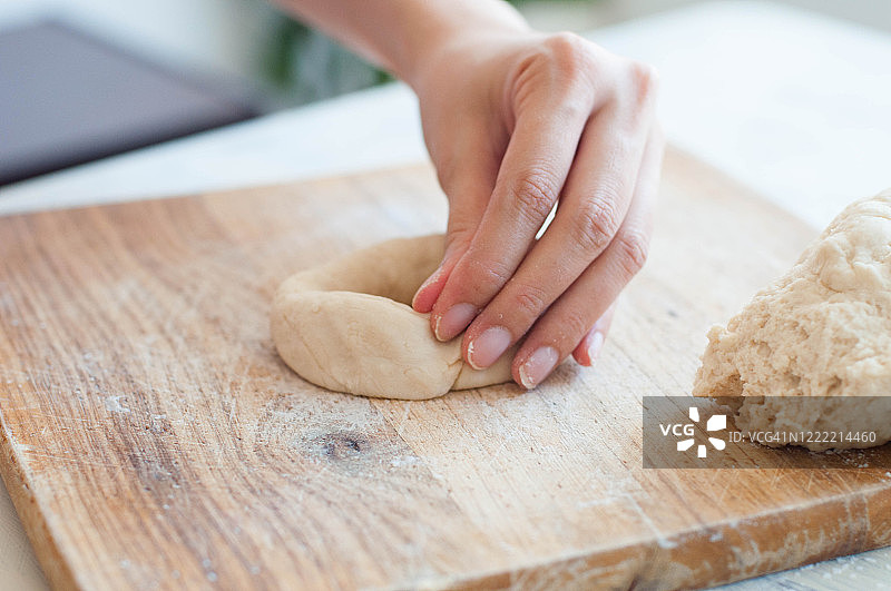 年轻女人在家制作贝果图片素材