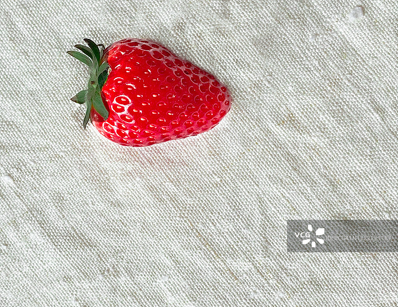 褶皱织物上的草莓图片素材