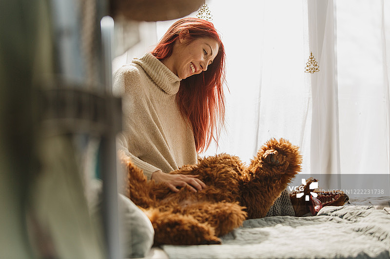 小狗享受主人挠肚子图片素材