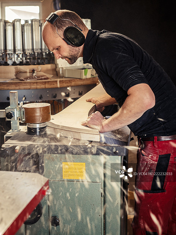 木匠在工作坊切割木材图片素材