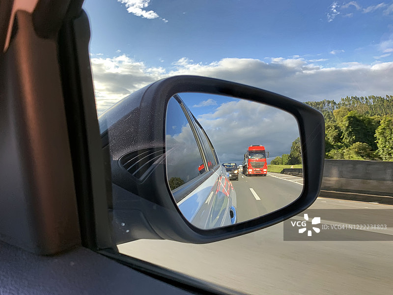 巴西路上汽车后视镜红色卡车图片素材