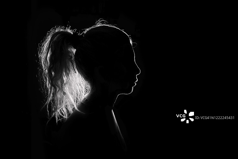 逆光下的女人头部轮廓图片素材