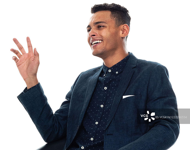 在白色背景前，穿着商务装的年轻非洲裔美国男商人图片素材