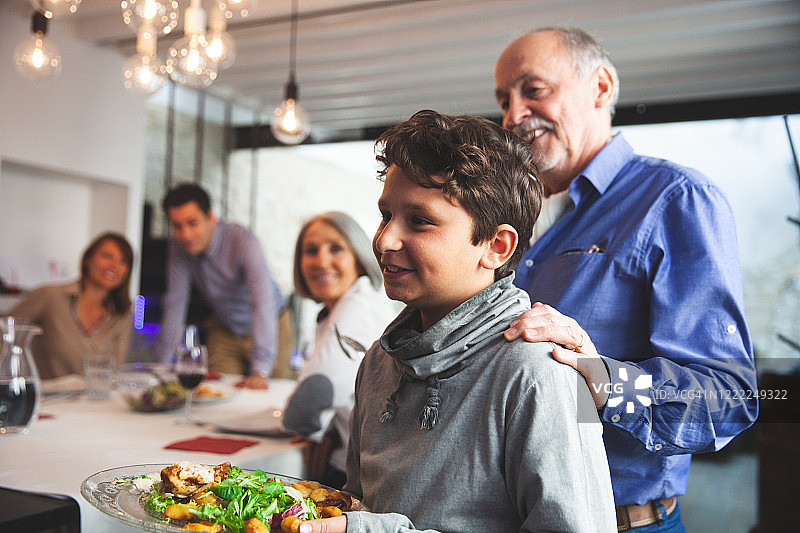 疫情期间一家人在家共度时光图片素材