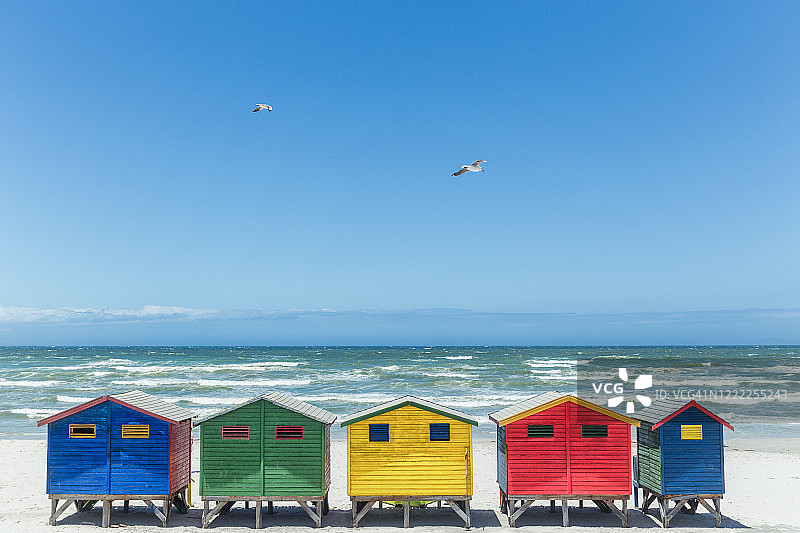 南非穆伊zenberg海滩的彩色小屋图片素材