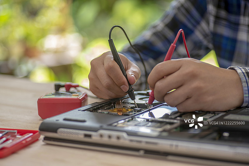 电脑维修概念图：工程师维修电路主板图片素材