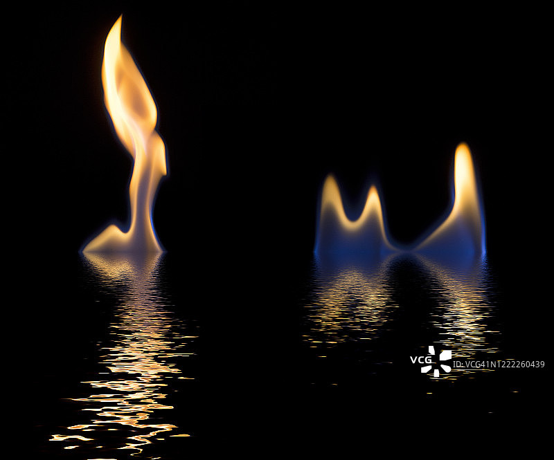 黑色背景下火焰的水面倒影图片素材