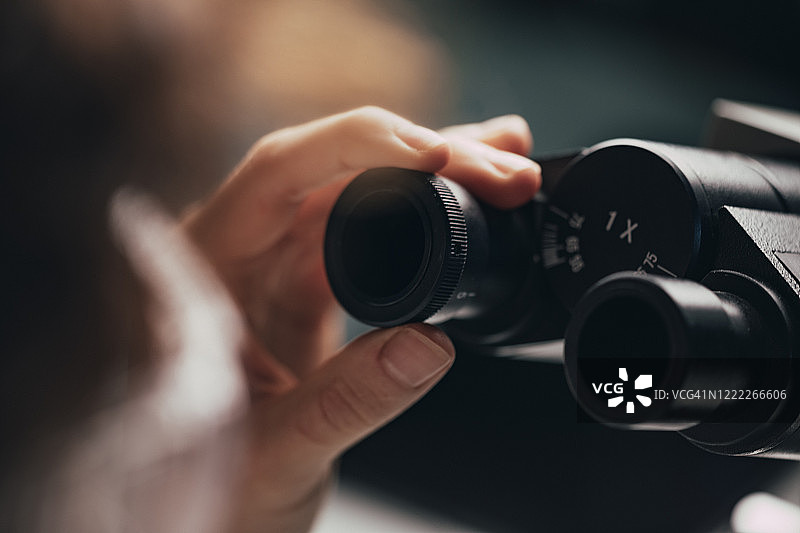 显微镜目镜调整，特写图片素材