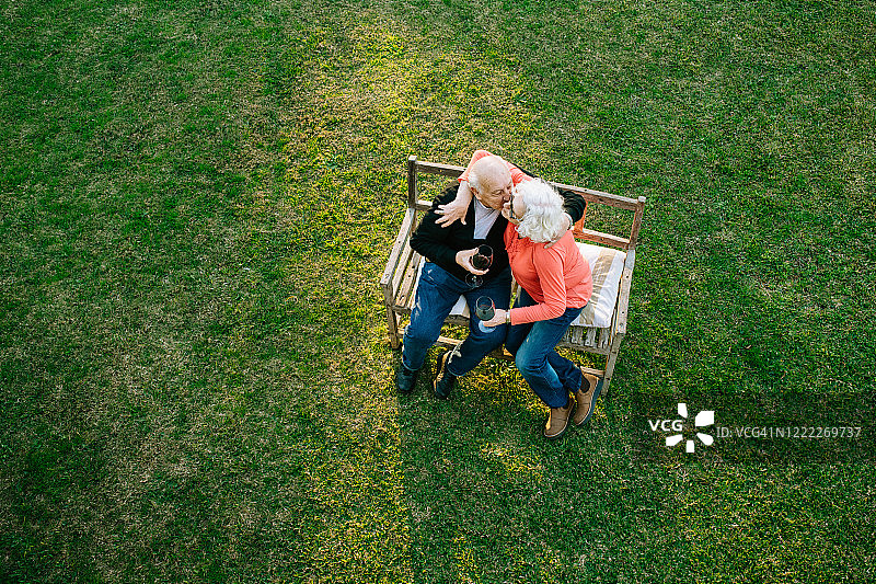 老年夫妇在花园里享受休闲时光图片素材