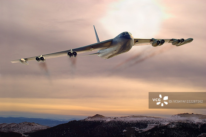 云层中的B-52轰炸机图片素材