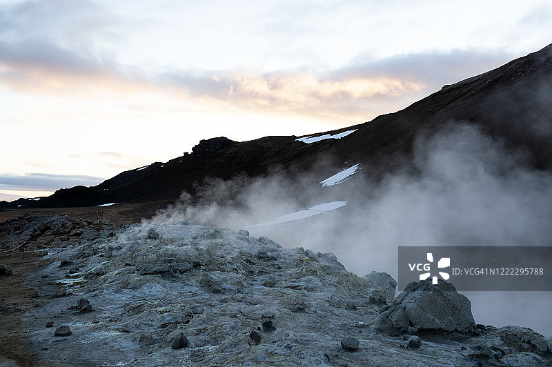 冰岛北部米湖Hverir地热区的泥浆池图片素材