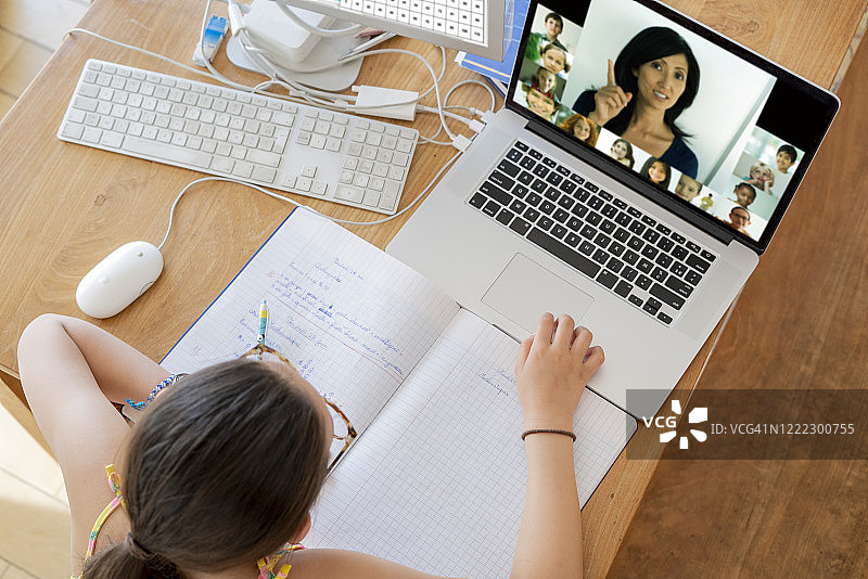 女孩在家上网课学习图片素材