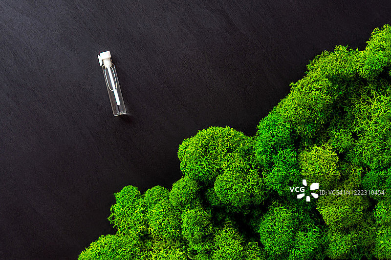 一瓶香水，黑色背景图片素材