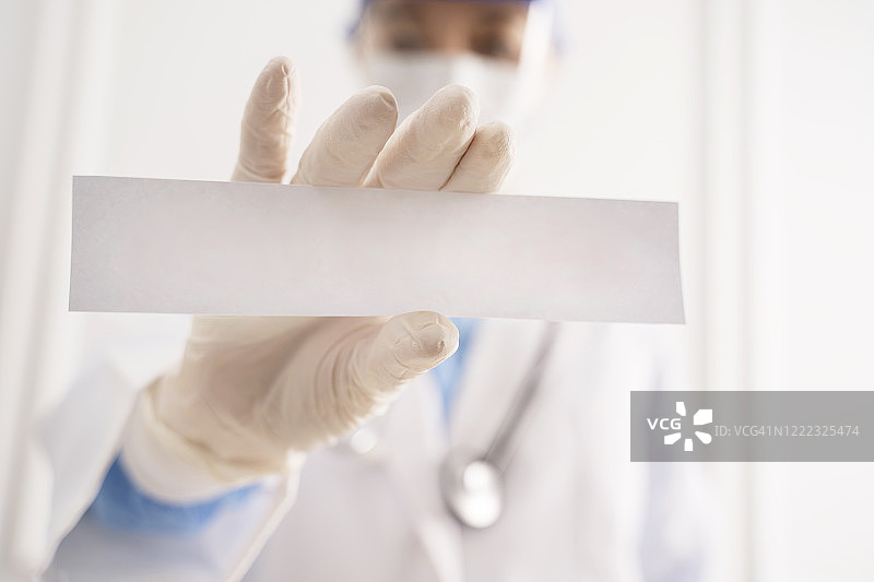 医生手持空白标牌特写图片素材