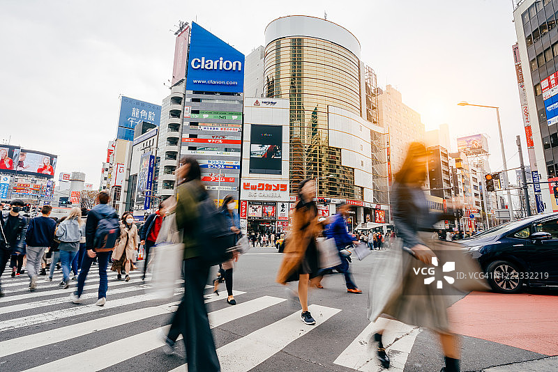 日本东京涩谷十字路口的模糊人群图片素材